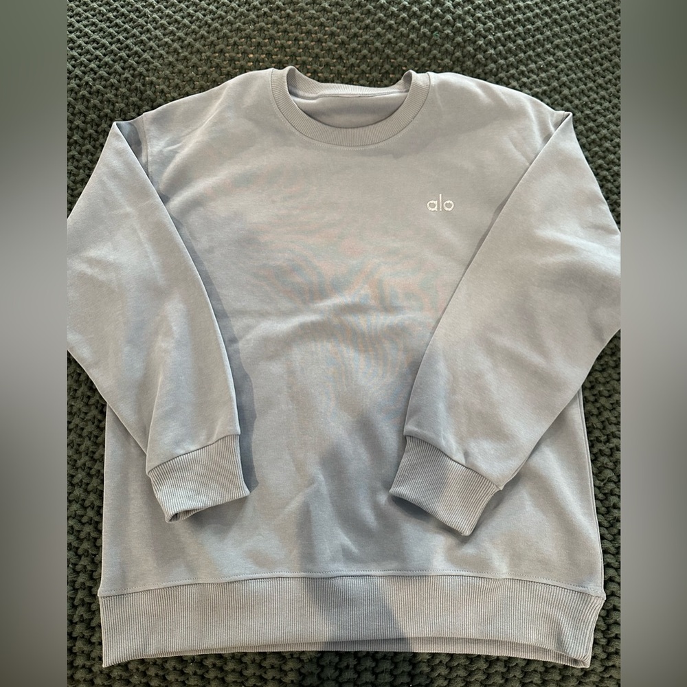 ALO Accolade crewneck Sweatshirt size small in celestial blue